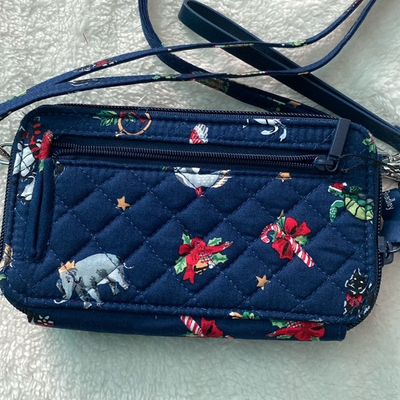 🆕❄️Vera Bradley RFID All-in-One Crossbody “Snow Globe Motifs” - Picture 2 of 10